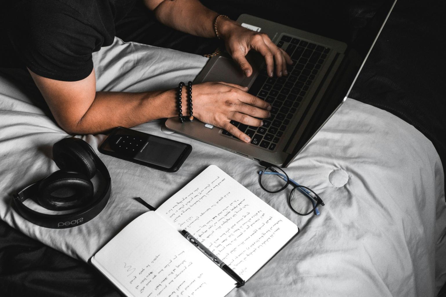 Équipe d'analystes discutant de stratégies d'investissement autour d'un tableau de données