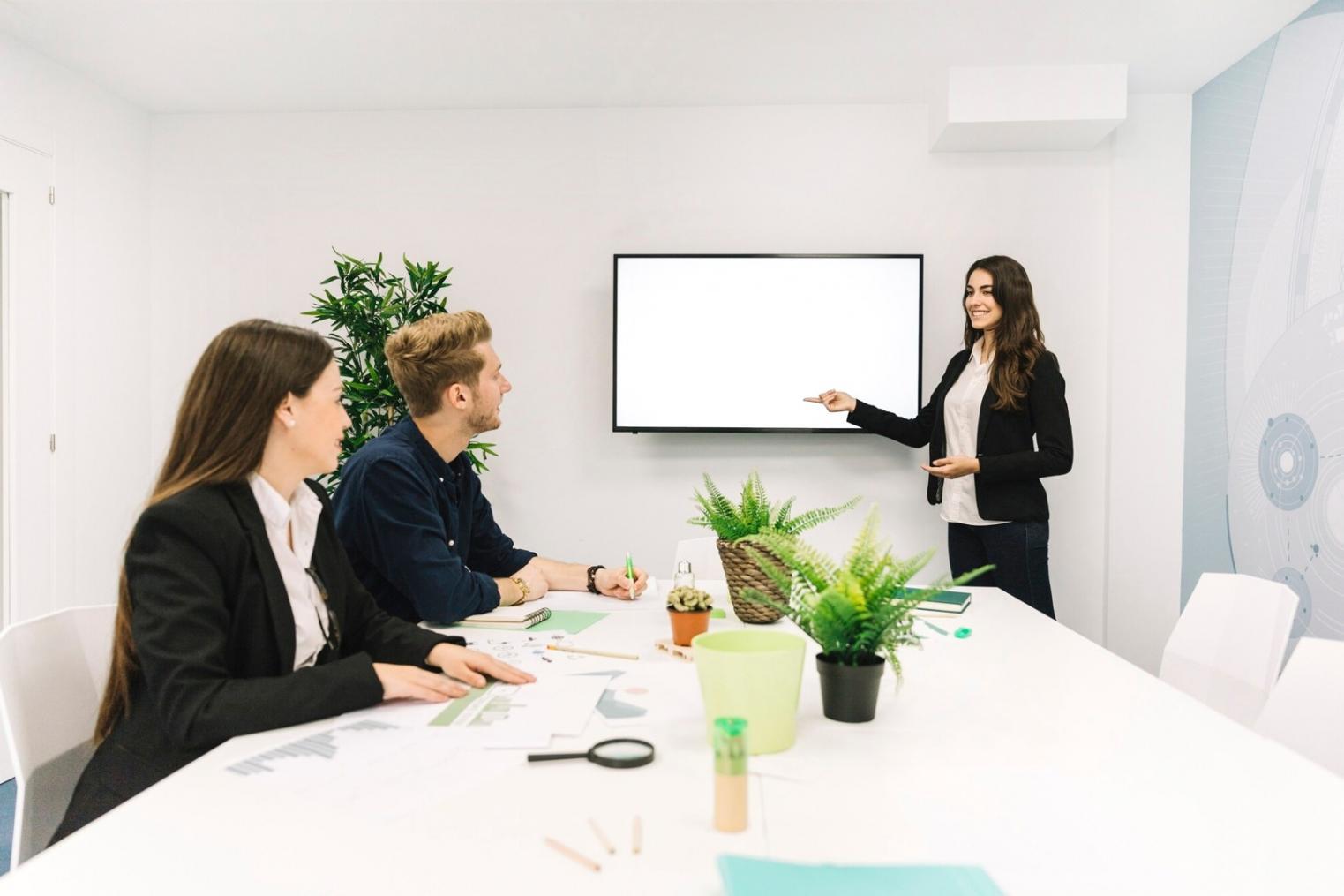 Espace de travail d'analyse avec graphiques financiers et documents de recherche