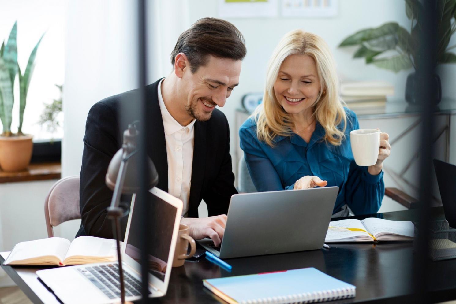 Session de travail collaboratif avec analyses financières et tableaux de bord