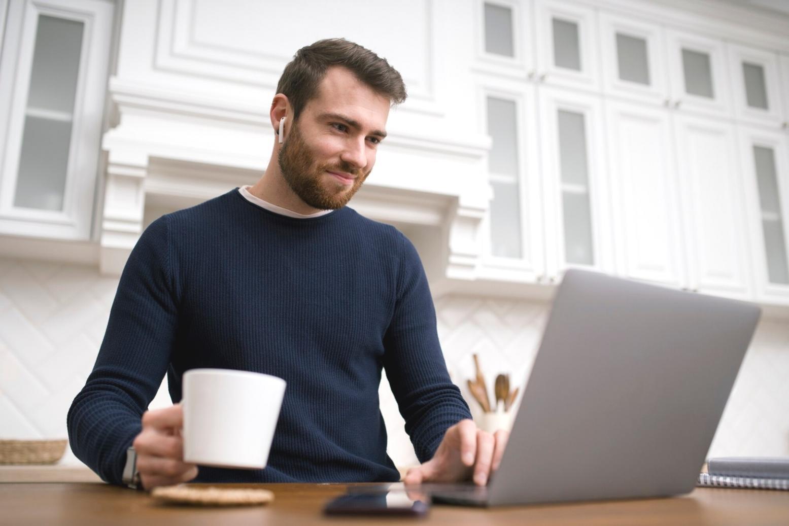 Analyse de données financières et graphiques de performance sur écran d'ordinateur