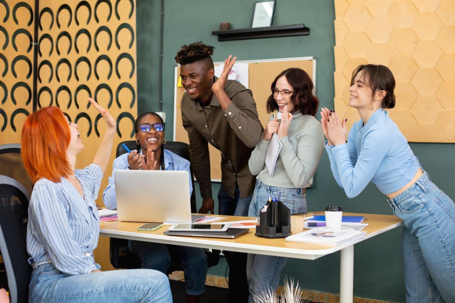 Analyste examinant des rapports financiers détaillés avec annotations